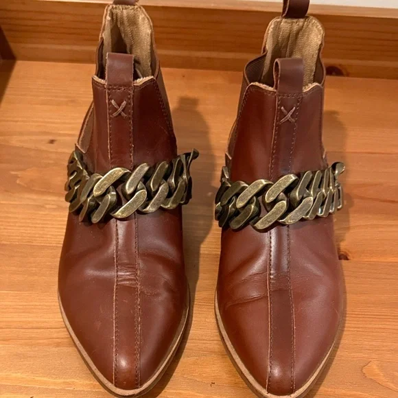 Kelsie Dagger Brown Leather Chain Loafers - Picture 1 of 4